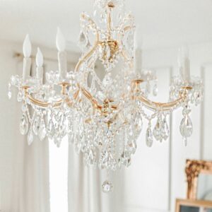 Chandeliers (Type: Crystal)